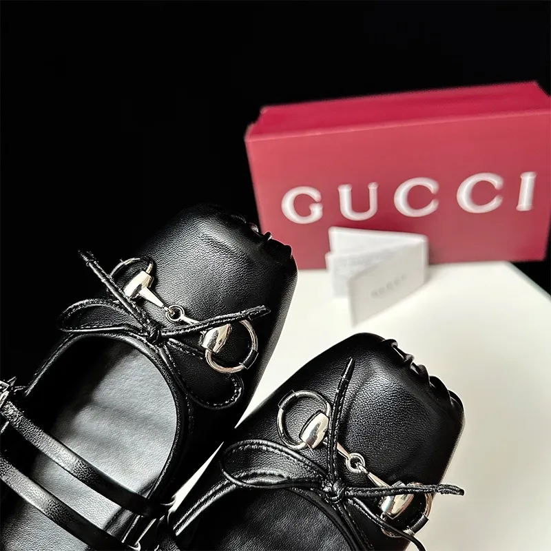 👟👟Ex-factory price 520👟👟 Women's clothing 2025 Gucci Gucci cheating Mary Jane is here, Sabato's first hot style is here!  25 The latest horsebit buckle shows the Mary Jane French retro feel. It is so charming and charming at first sight. It shows whiteness and elegance~ No matter it is paired with a skirt, it still has a feminine touch~ The ballet shoes can also increase the height of the legs when walking steadily. It continues the essence of elegance and conveys the hot love~ Double diamond buckle. Everyone can't put it down. Meet everyone's needs. Vivi's always beautiful and moving soft leather with classic and generous buckle easily presents a summer romantic style, hiding a full red heart, and overflowing with passion every step of the way. Material: Imported original silk💰/Imported cowhide Lining: Imported sheepskin Hardware: Original molded horsebit Sole: Original leather outsole Size: #35-41 (40 41 customized)